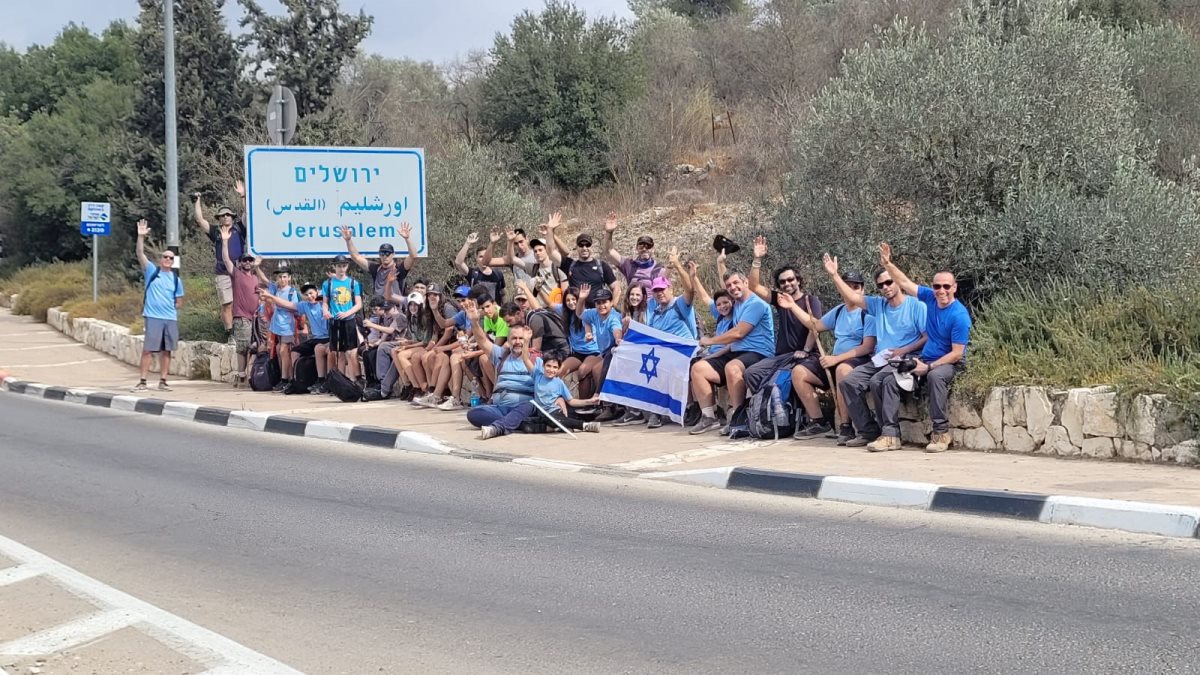 צועדים בהרי ירושלים התמונה הקבוצתית ברגע של מנוחה 