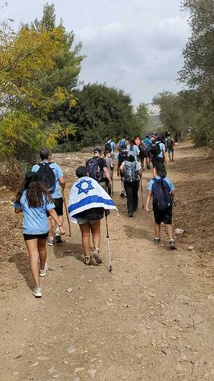 עם מקל תרמיל ודגל ישראל כל הכבוד לנערים משכונת העמק וואלי בנס ציונה 