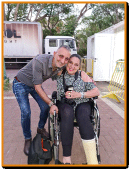 שמעון בוסקילה עם ידידתו הצלמת מירה פוקס שמחלימה מניתוח