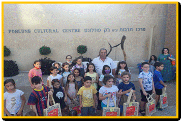 ראש עיריית נס ציונה שמואל בוקסר עם ילדי העיר בשבוע הספר