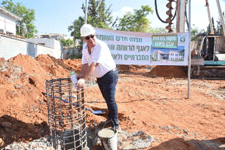 ראש העיר שמואל בוקסר מניח את אבן הפינה למבנה החדש