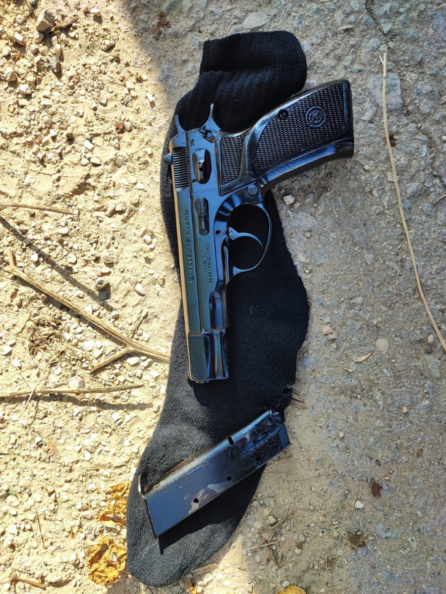 נשק בלתי חוקי בשדה פתוח בלוד צילום דוברות המשטרה 
