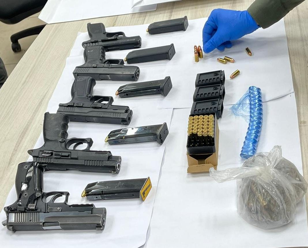 אקדחים ותחמושת ברמלה צילום דוברות המשטרה 