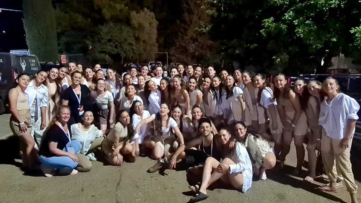 רקדני ביה"ס לתנועה ולמחול נס ציונה בתמונה למזכרת מפסטיבל כרמיאל 2022