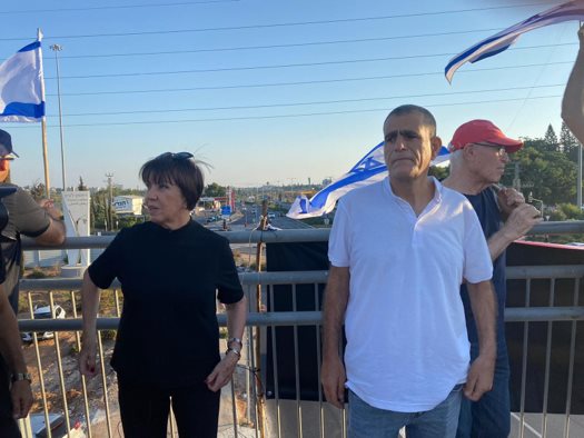 חבר הכנסת מוסי רז וזהבה גלאון  יושבת ראש מרצ בגשר ראשונים יחד עם מחאת נס ציונה 