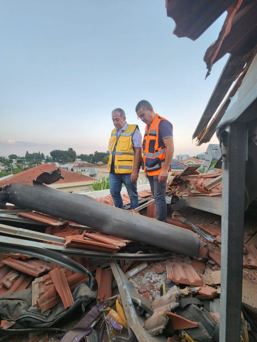 ראש העיר שמואל בוקסר ומהנדס העיר בועז גמליאל בודקים את יציבות המבנה שנפגע 