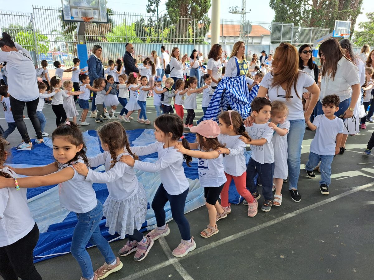 ילדי גני הילדים ובתי הספר בנס ציונה חוגגים יחד עצמאות 75 למדינת ישראל
