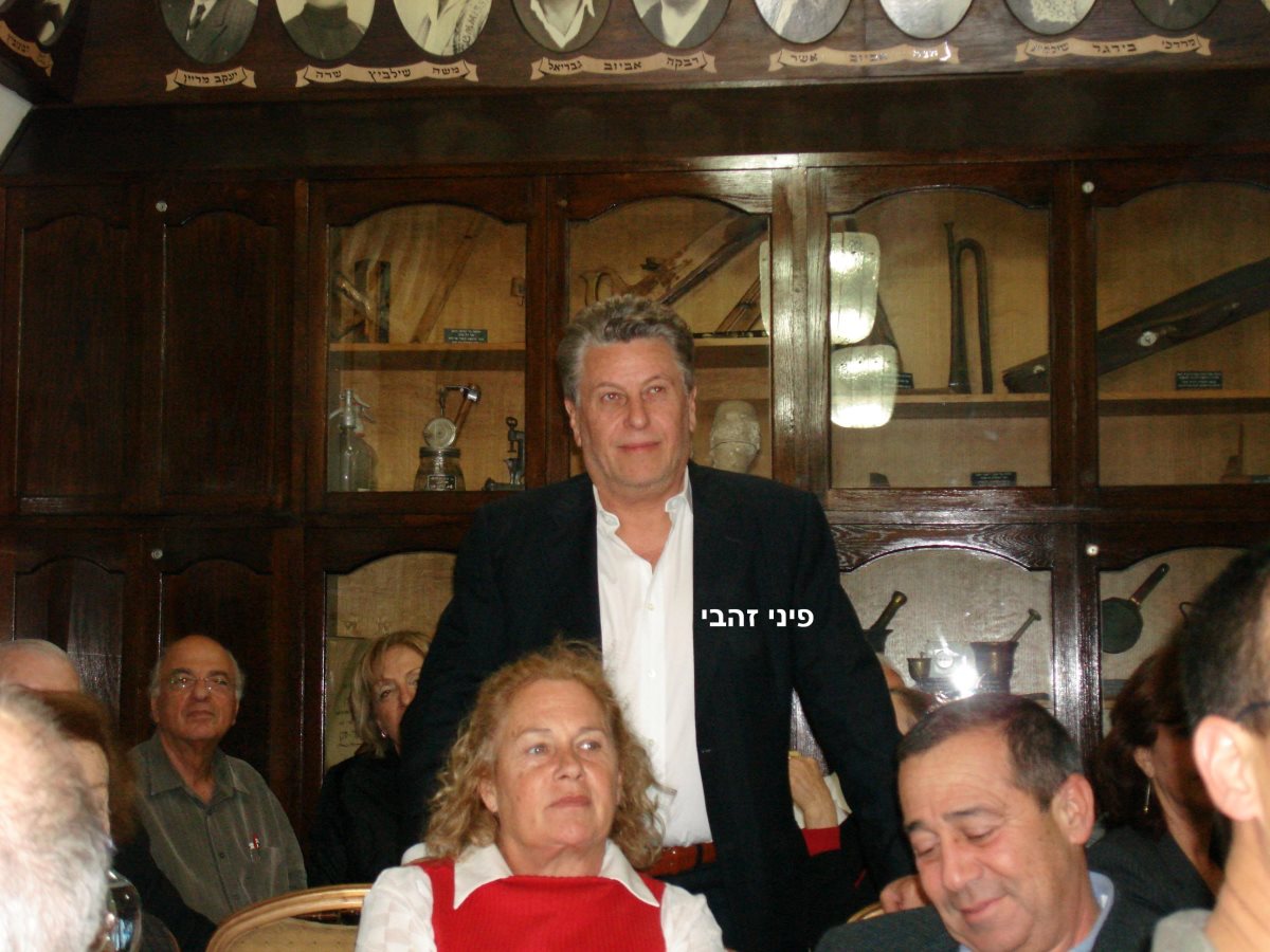 בתמונה: זהבי עם ראש העיר ורעייתו, בארוע של ותיקי העיר בשנת 2008 (ארכיון)