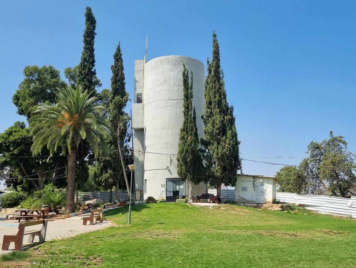 מגדל המים בחולדה: ממבנה מסוכן - למרכז אמנות. בואו לבקר באתר המורשת ההיסטורי