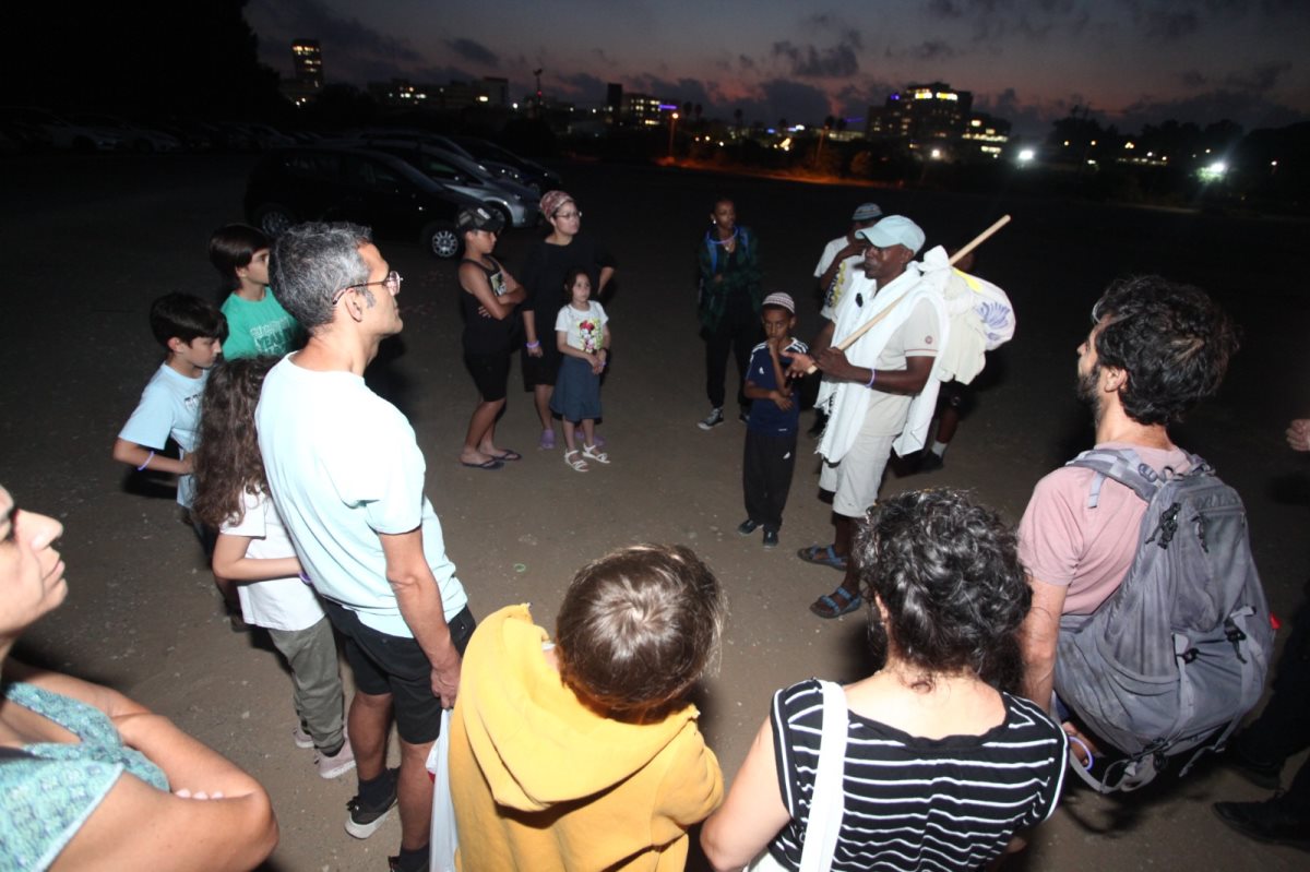 מסע לילי לאור ירח  ברחובות משחזרים את המסע הרגלי של יהודי אתיופיה לארץ ישראל צילום אולפני רחובות