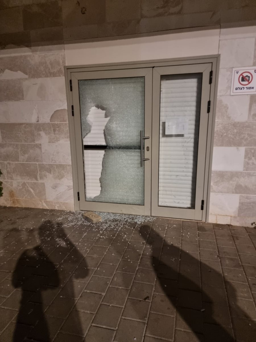 נזק למבנה הפריצה למתקן כליאה בשרון צילום משטרת ישראל