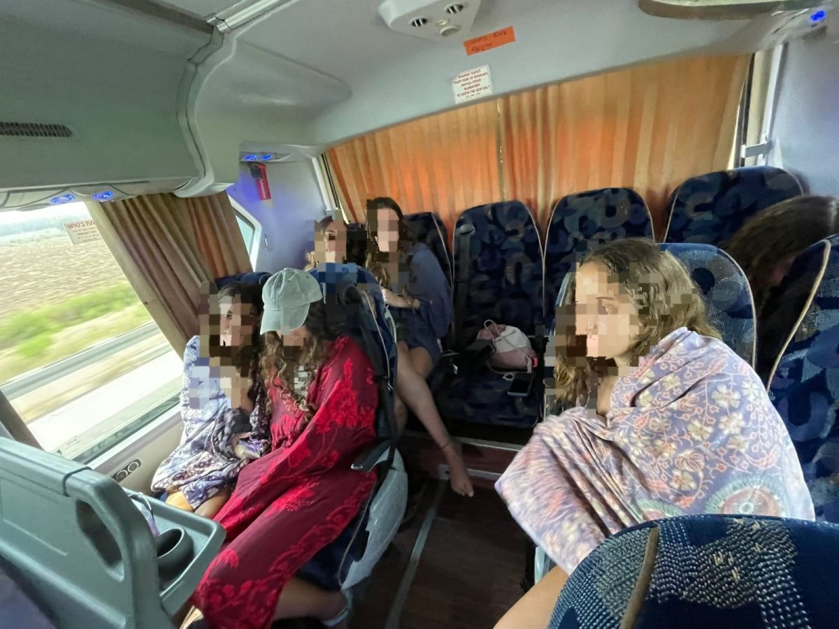 הנערות בספסל האחורי באוטובוס כשהן מכוסות בשמיכות