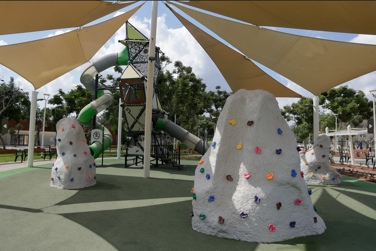 קיר טיפוס לקטנטנים ומתקני שעשועים לילדים מחכים לכם פארק הספורט החדש של נס ציונה
