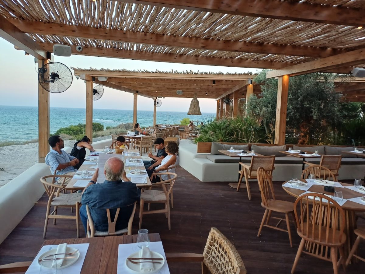 המסעדה בחוף פרבוליה שנסגרה לכבוד הזוג הקיסרי