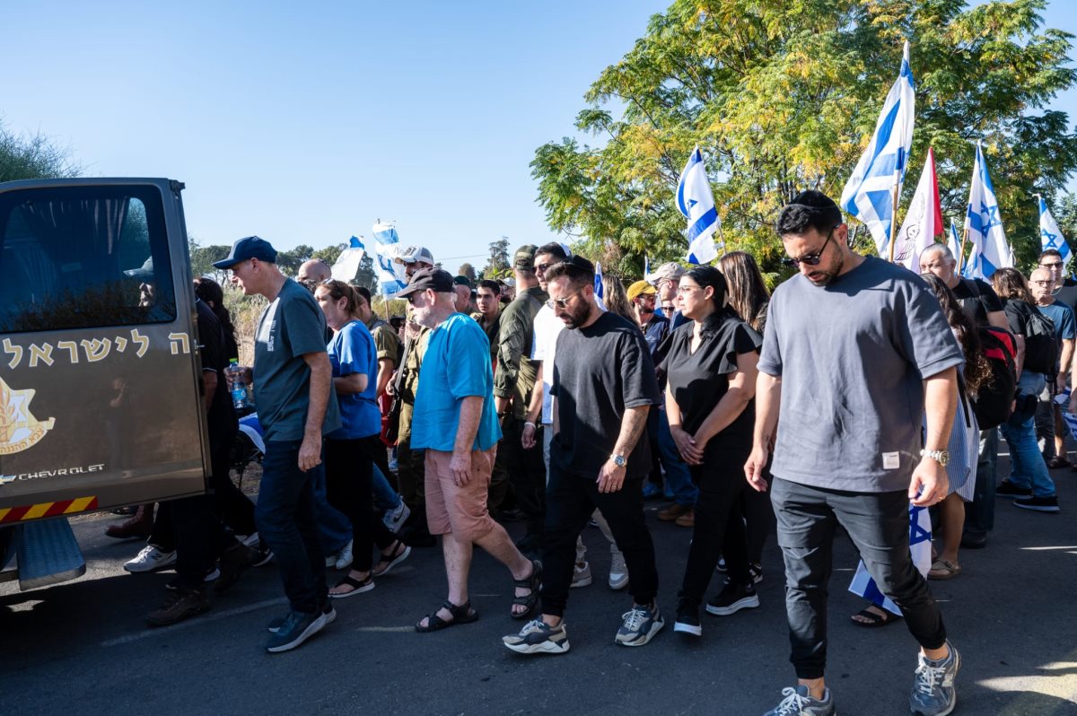   צעירים ומבוגרים עם דגלי ישראל מלווים בן נס ציונה רס"ן אופק בכר מפקד פלוגה בסיירת גולני בדרכו האחרונה צילום יעל שגיא 