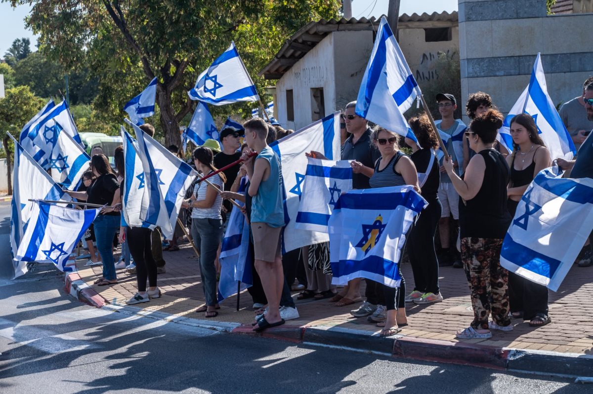 תושבי נס ציונה הגיעו בהמוניהם לחלוק כבוד אחרון לאופק בכר ז"ל צילום יעל שגיא 