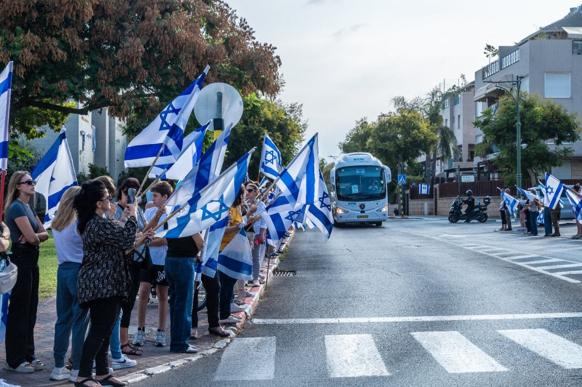 תושבים ממתינים למסע הלוויה. צילום: יעל שגיא