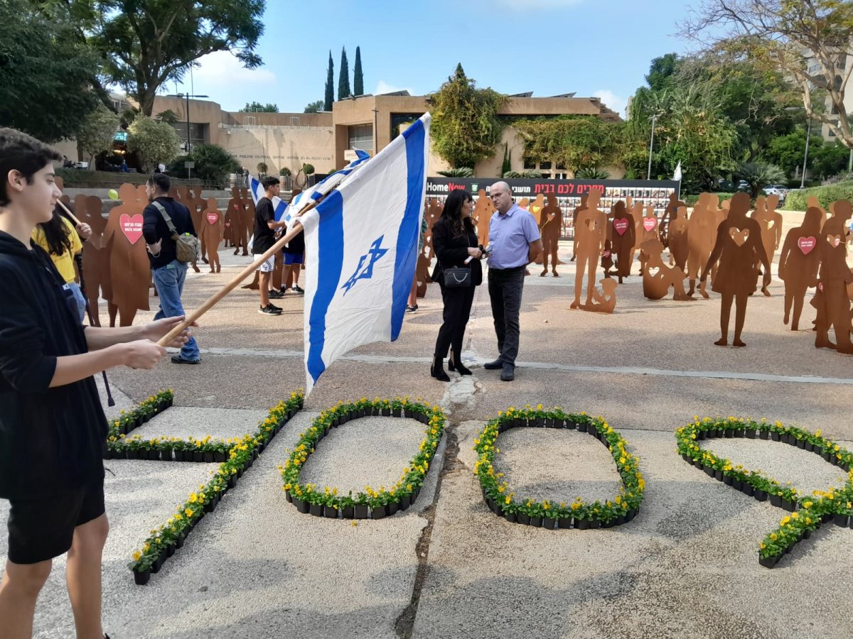 תיכון בן גוריון מציין 400 יום לשבי החטופים
