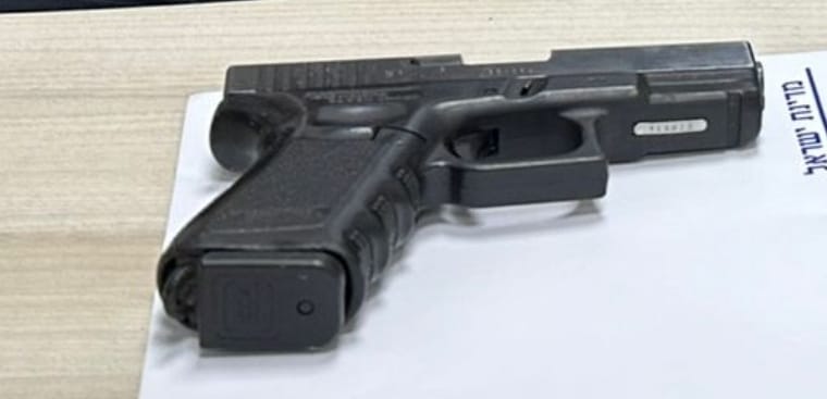 אקדחו של לוחם ימ&quot;מ שנפל בשבת השחורה והתגלה בטייבה צילום דוברות המשטרה 