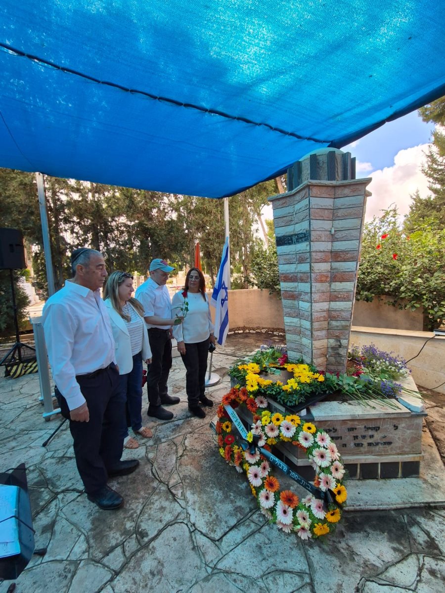 ראש העיר שמואל בוקסר עם צוות בית הספר שיבולים לצד אנדרטת טרבלינקה 