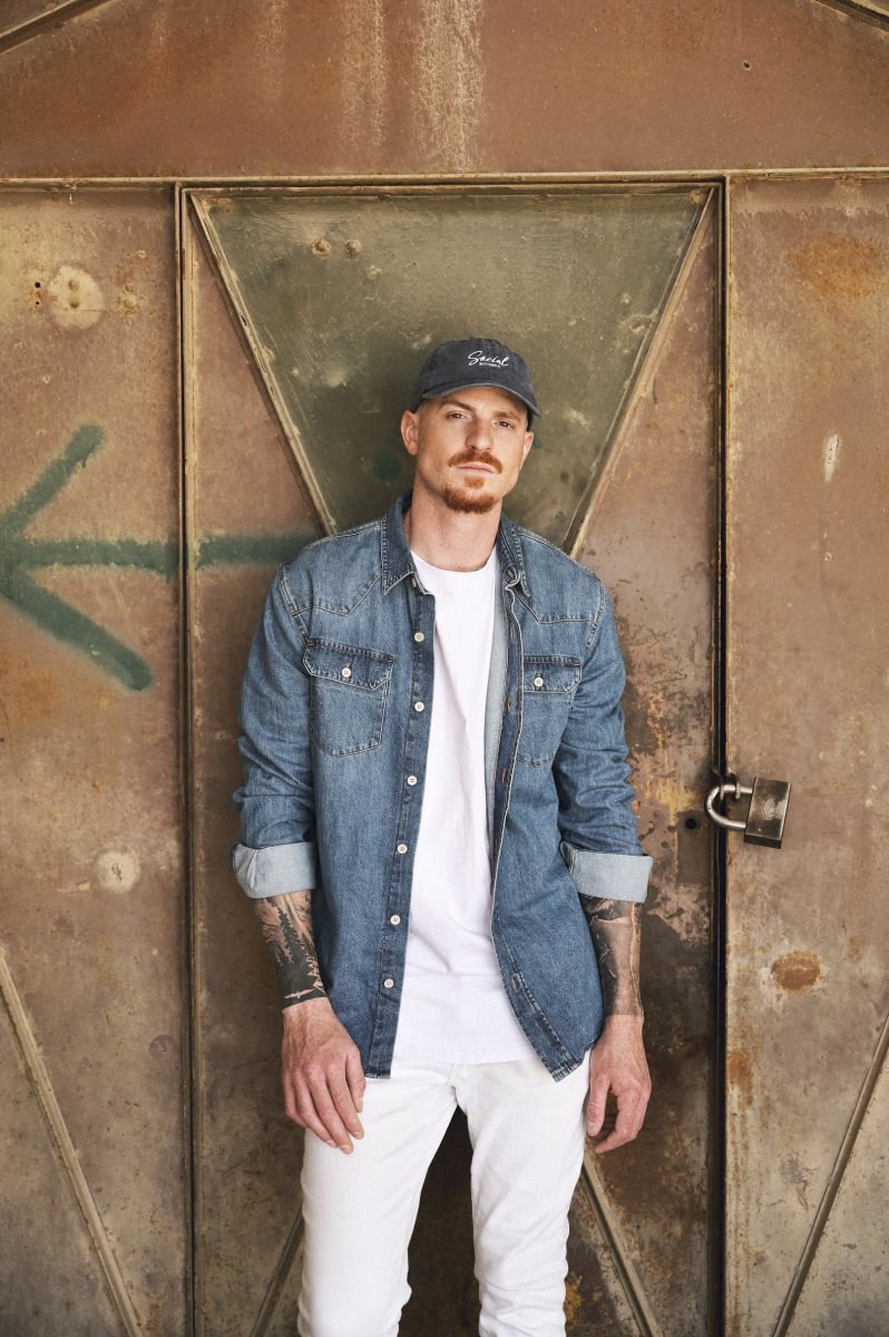 הזמר מנס ציונה שידליק משואה ביום העצמאות רביב כנר צילום ערן לוי