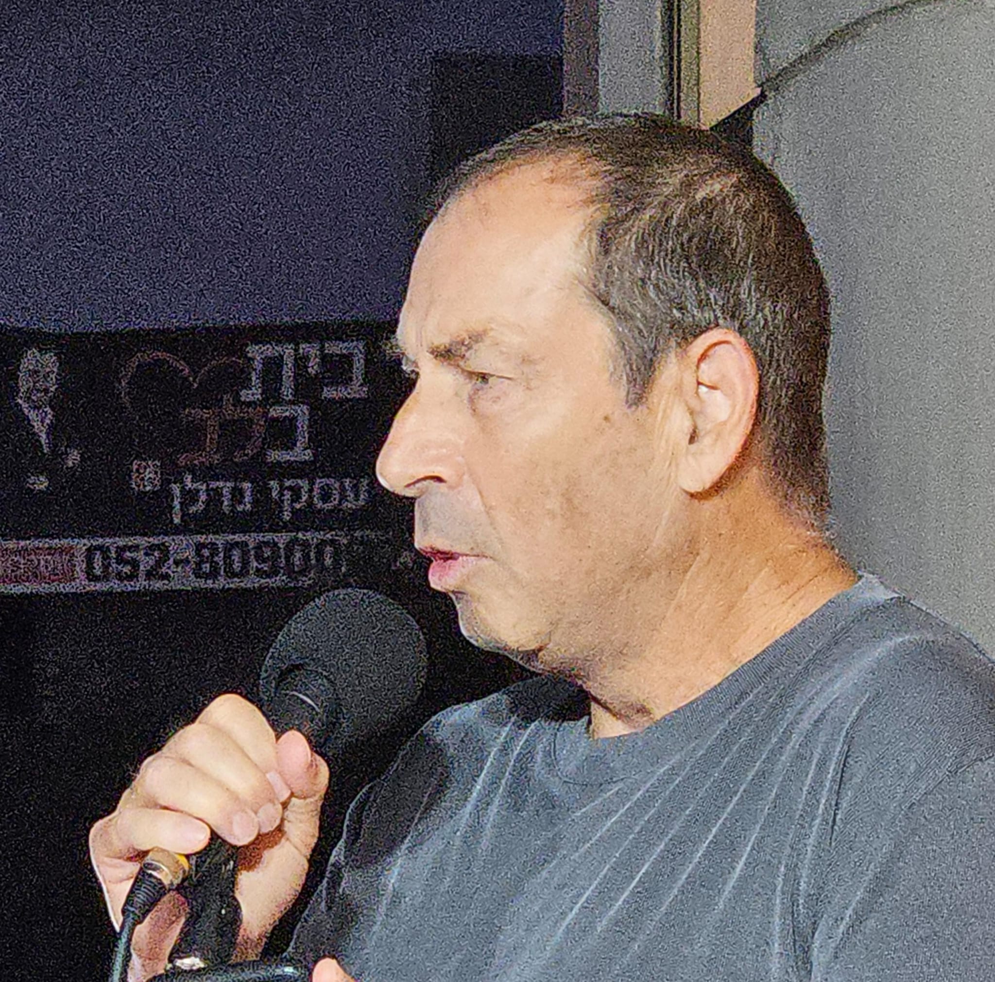 מאחורי הסורגים במחאת נס ציונה בני ברבש הבמאי של סרטי המופת משוחח עם המפגינים בנס ציונה 