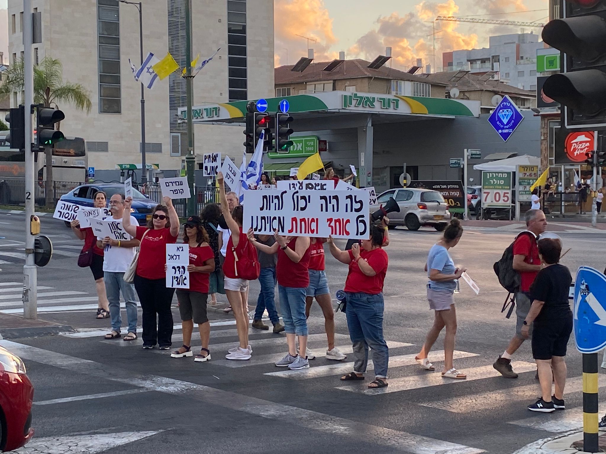 מחאה על מעבר החצייה ברחוב הבנים פינת רחוב ויצמן בנס ציונה 