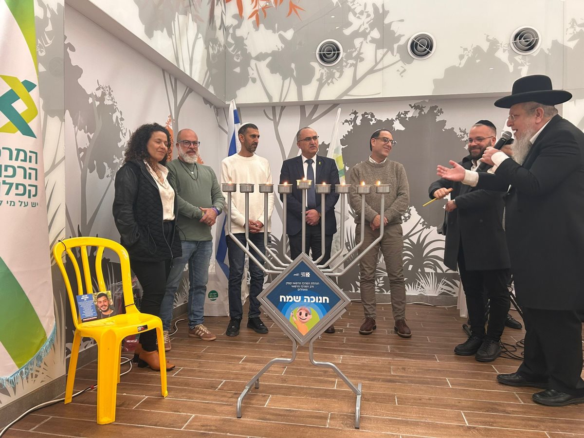 שולחים לעומר את האור משפחת ונקרט עם הנהלת המרכז הרפואי קפלן צילום דוברות