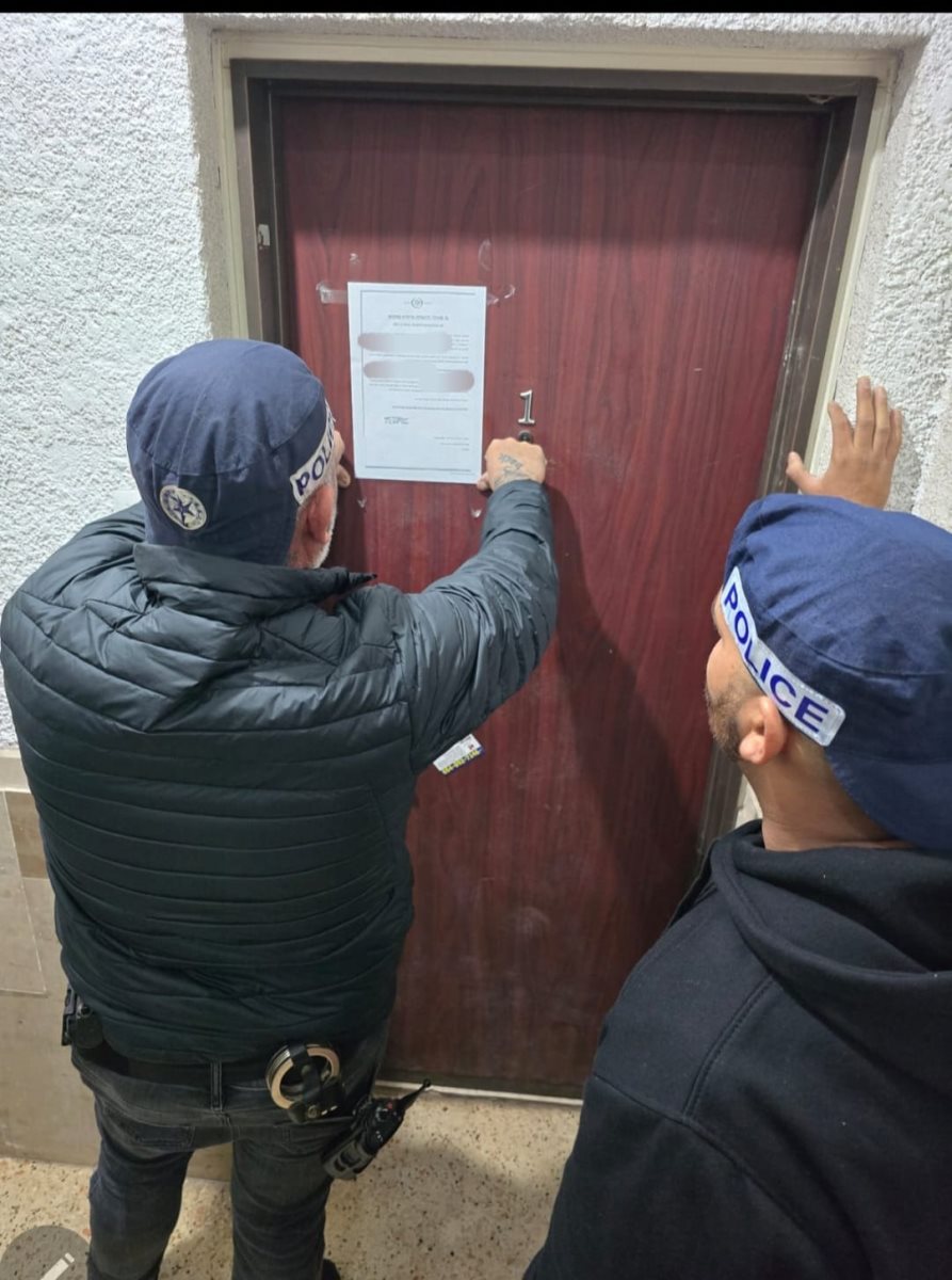 סכנה ברחובות: נחשפה דירת מגורים ששימשה להלנת שב&quot;חים מיהודה ושומרון צילום דוברות המשטרה 