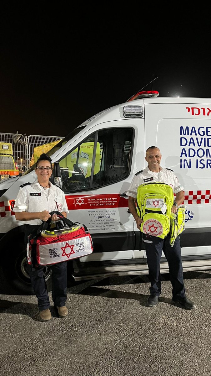 האמא אורי עם תיק החובש של סמל שיר הי"ד 