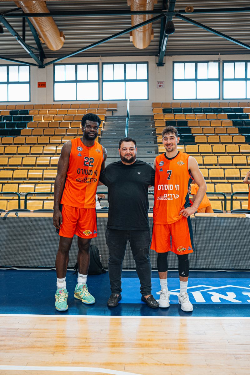 רמי קוסטקובסקי עם השחקנים איתי מושקוביץ ואודוקה אוזבקי