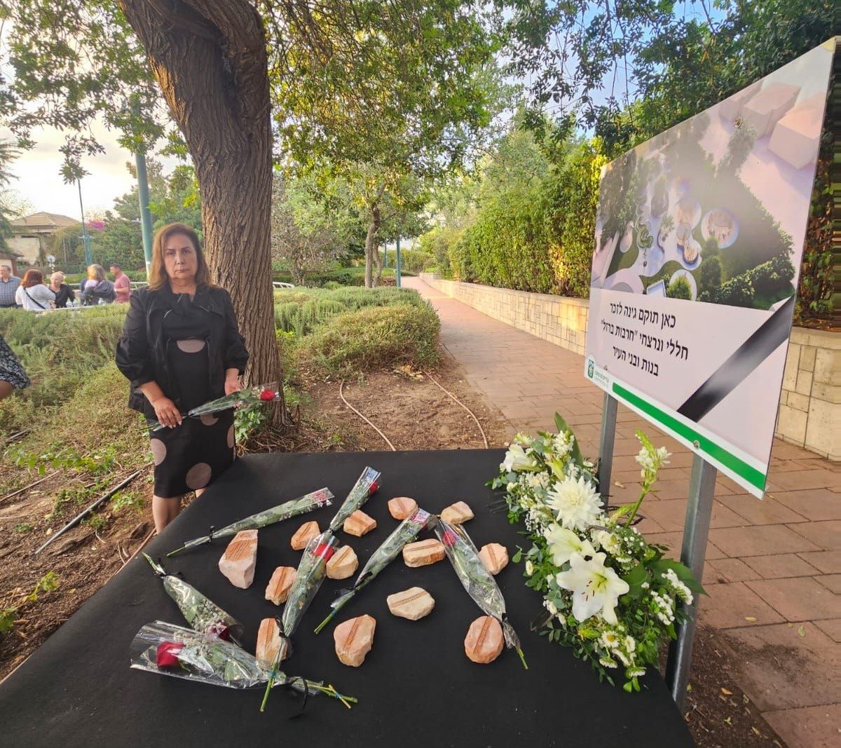 מ&quot;מ ראש העיר סמדר אהרוני ליד  מצבת הזיכרון 