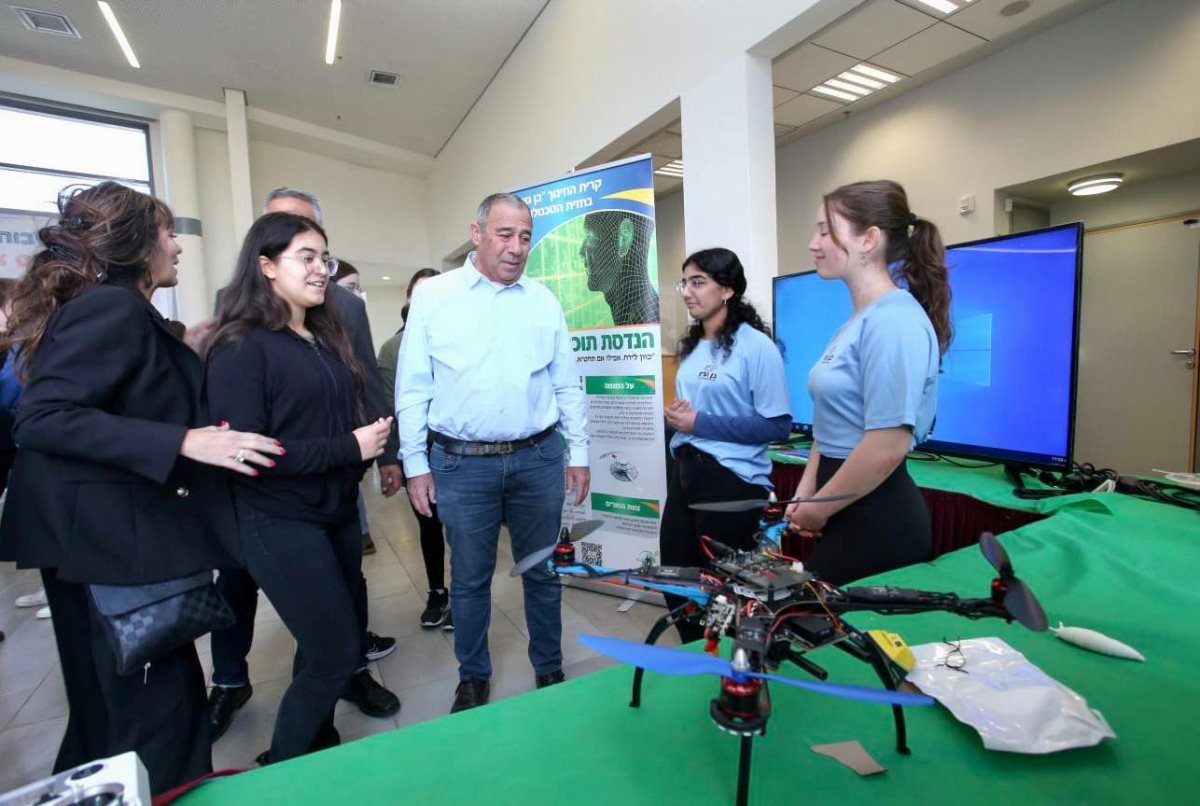 יש נחת... רה"ע מסייר בבית ספר. (ארכיון)