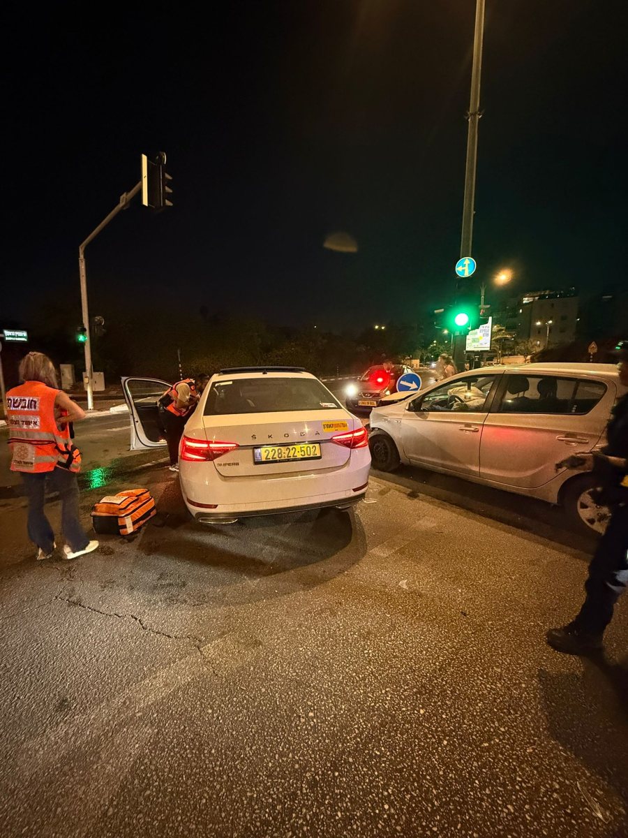 תאונה עם מעורבות שני כלי רכב אירעה בשדרות יצחק רבין בנס ציונה.