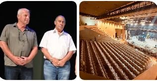 האלם לפני סיום. משמאל- ראש העיר ויו"ר הקריה