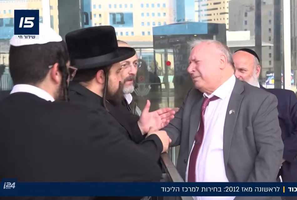 תופעה שתימנע. אמסלם ועסקנים חרדיים, השבוע בבחירות בליכוד. (צילום מסך)  בבחירות הפנימיות בליכוד השבוע