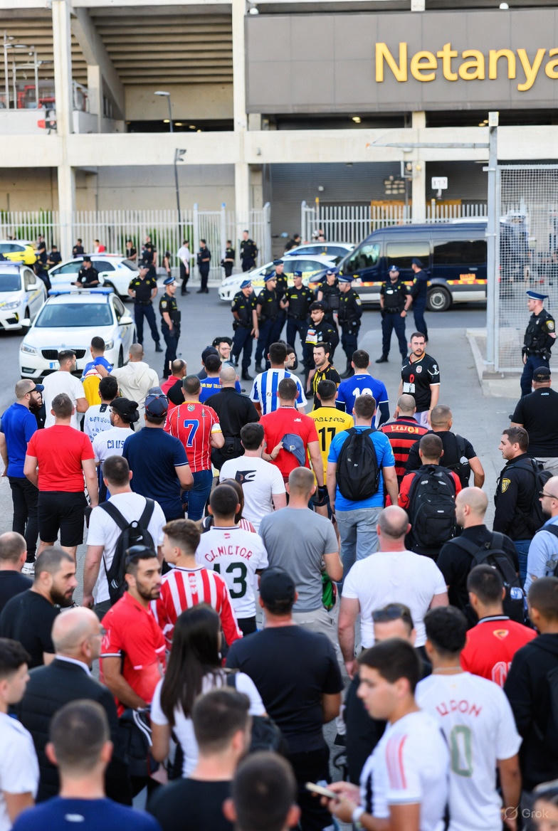 לידיעת אוהדי הפועל תל אביב: אוהד שייתפס רעול פנים בתחום האצטדיון יורחק ויירשם נגדו קנס על סך 500 ₪.