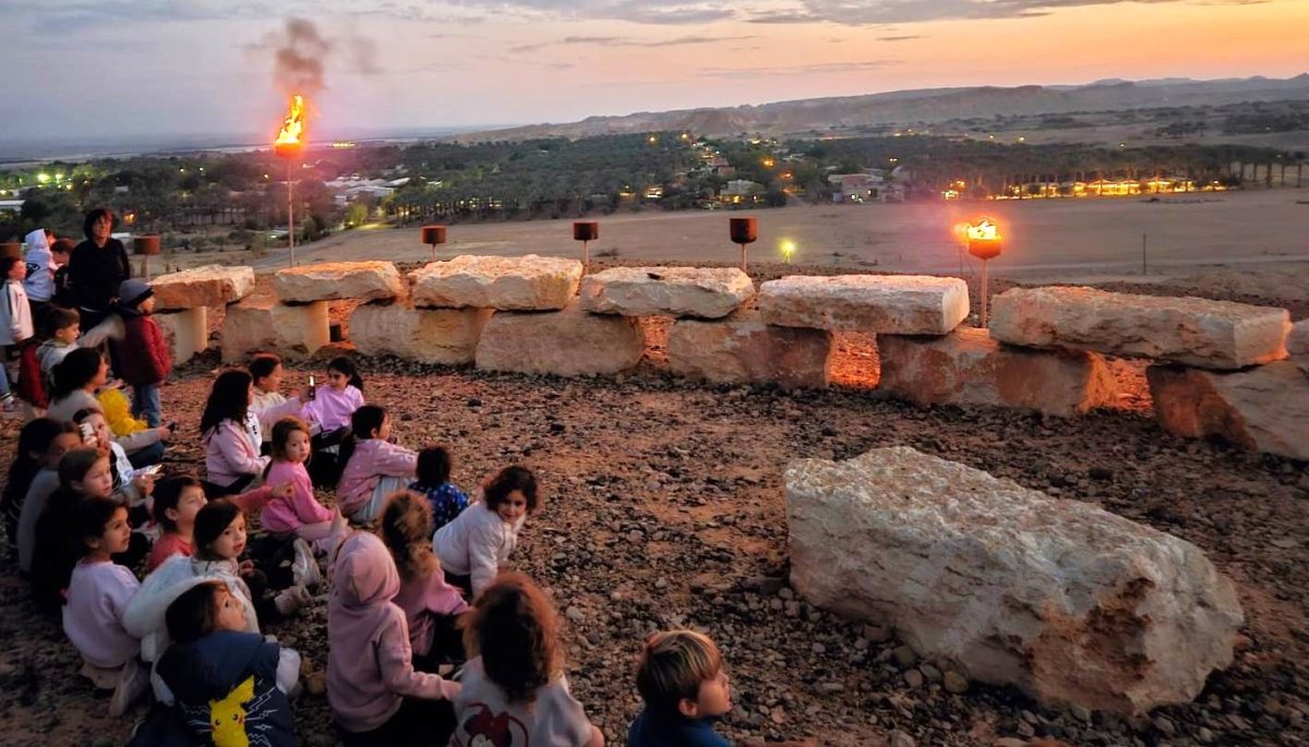 צילום הדלקת נר ראשון של חנוכה: אורי לב, קב"ט מועצה אזורית הערבה התיכונה