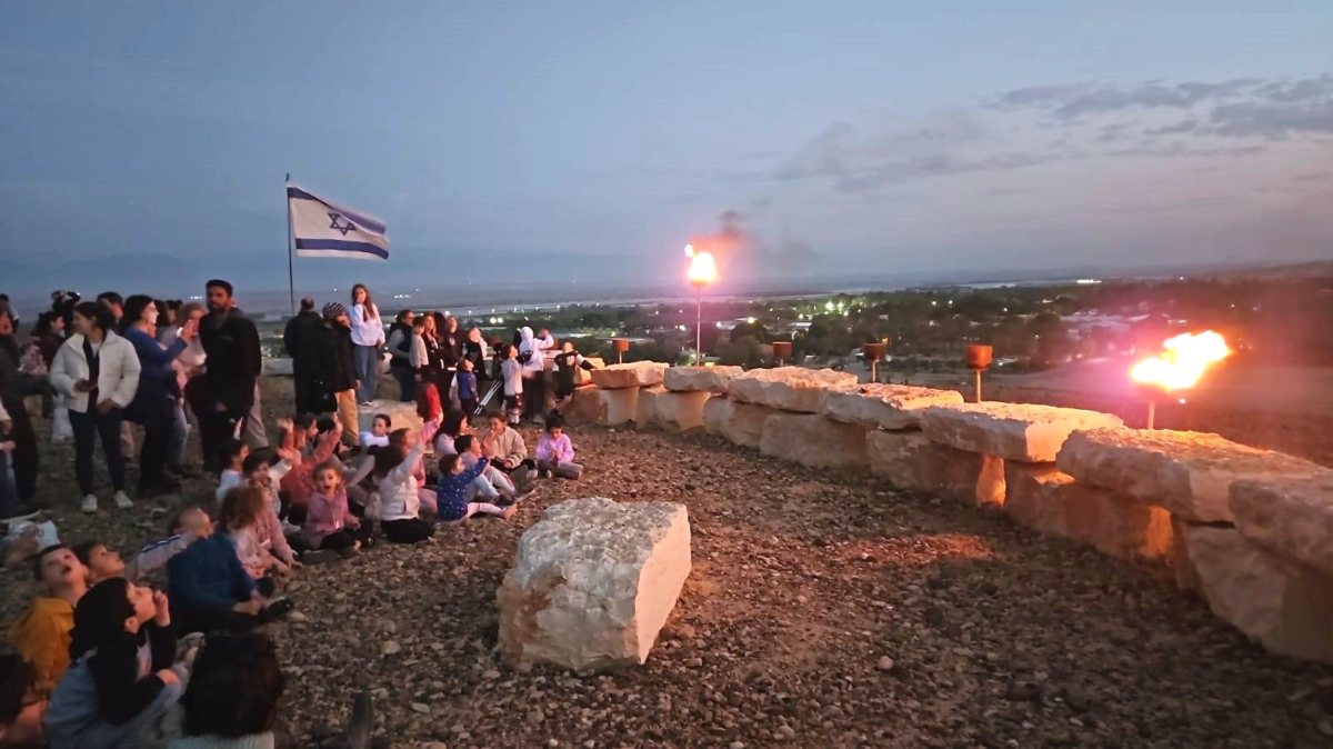 הדלקת נר חנוכה ראשון לזכרו של הלוחם רואי אליאס וחבריו מצופר - צילום אורי לב, קב''ט מועצה אזורית הערבה התיכונה