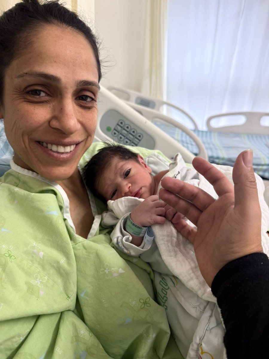 דוברת מאשדוד עם בנה שנולד בנר ראשון של חנוכה ונקרא ענר על שם ענר שפירא ז"ל