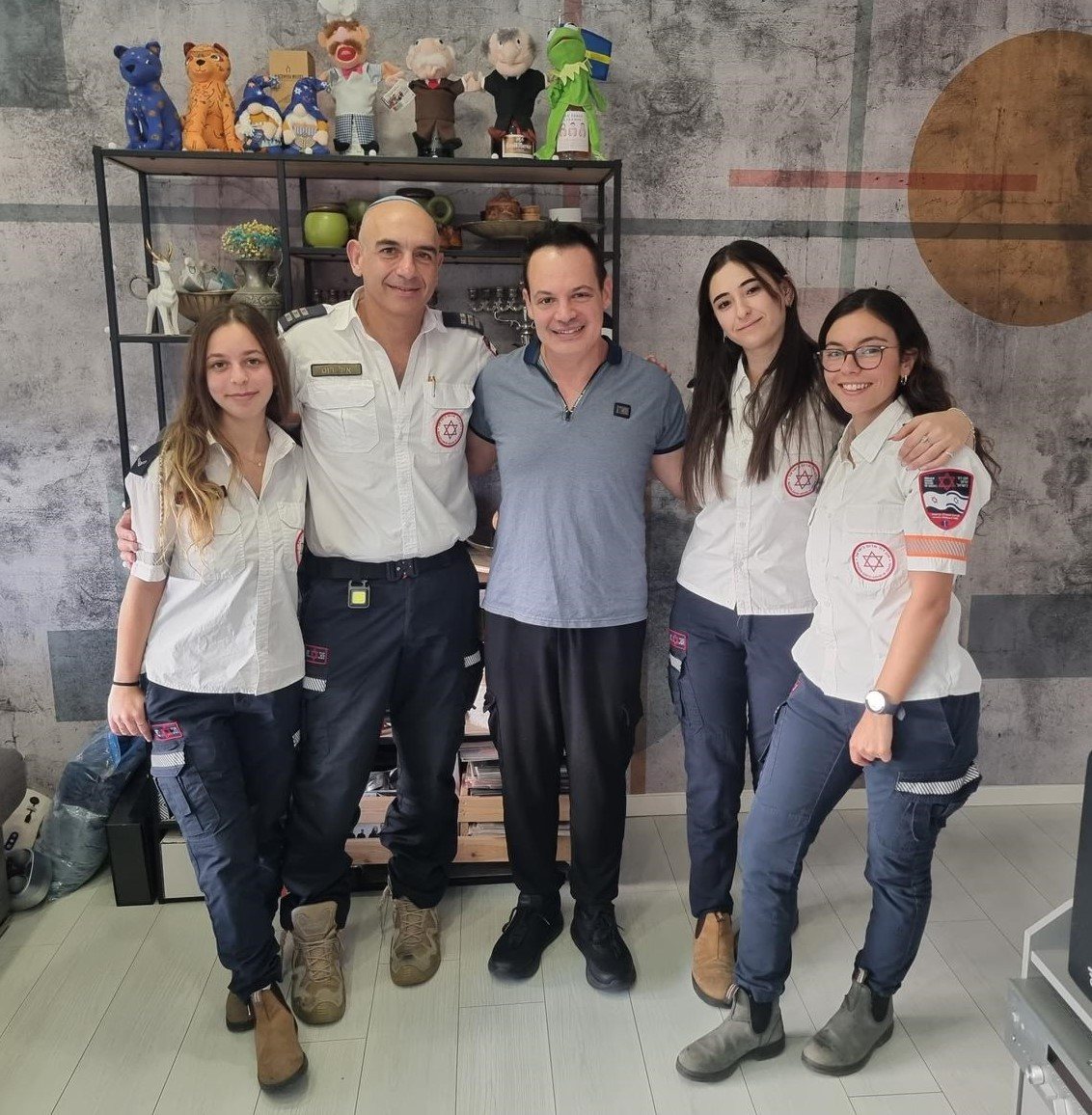  איל גרש מנס ציונה וצוות מגן דוד אדום שהציל את חייו צילום דוברות מדא 