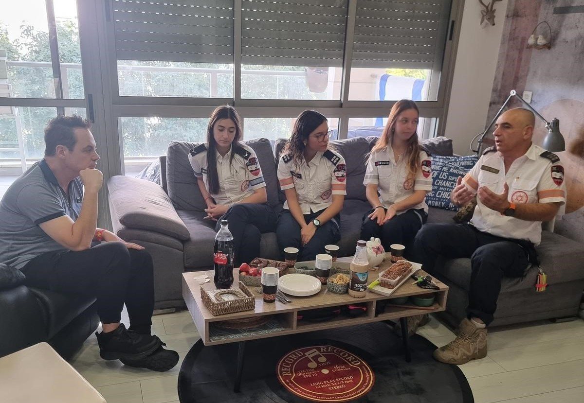  איל גרש מנס ציונה וצוות מגן דוד אדום שהציל את חייו צילום דוברות מדא 