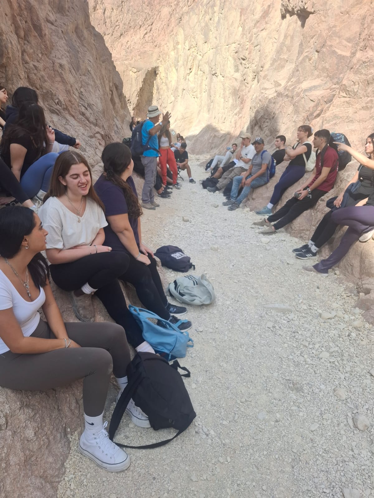 תלמידי בן גוריון בטיול לעמודי עמרם, לפני ההרעלה..