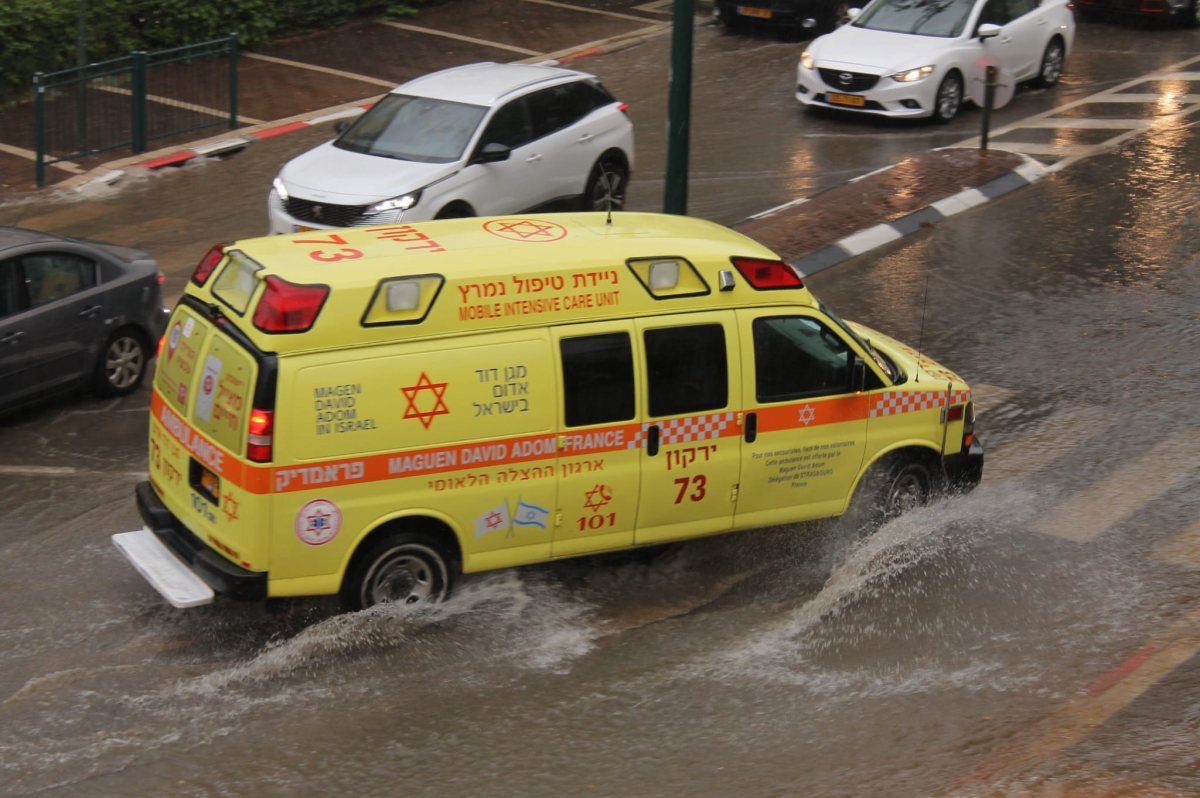 ניידת טיפול נמרץ של מדא בגשם - צילום ברוך הופמן דוברות מדא