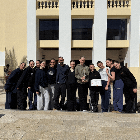 רקדניות מסלול מצוינות של ביה"ס למחול מבית החברה לתרבות ופנאי נס ציונה על רקע סוזן דלאל 
