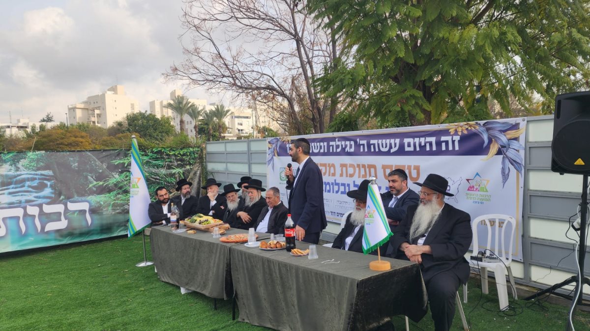 שר הדתות נואם בטקס. צילום: באדיבות אתר חב"ד אינפו 