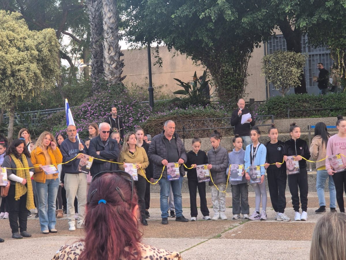 ראש העיר שמואל בוקסר בשרשרת האנושית ברחבת קריית התרבות 