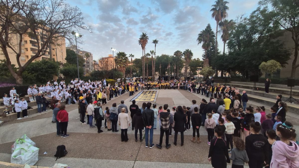 ילדים נשים וגברים מכל שכבות הגיל התאספו בקריית התרבות נס ציונה לציון 500 ימים למלחמה