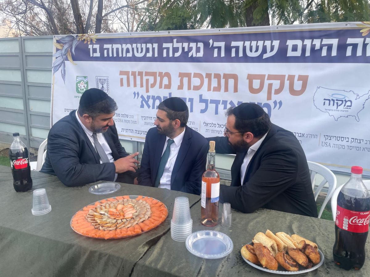 שיחת רקע... צילום: באדיבות אתר חב"ד אינפו