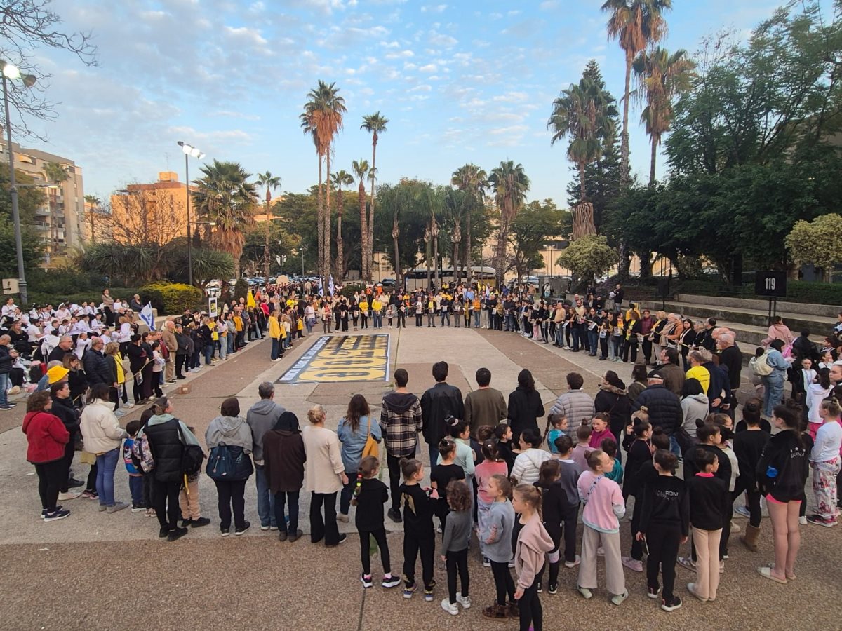 תושבי נס ציונה יוצרים שרשרת אנושית ביום ה 500 למלחמה ברחבת קרייית התרבות נס ציונה